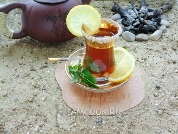 Приготовление чая по-берберски с орехами, мятой и сахаром